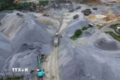 Khai thác đá xây dựng tại mỏ đá tại tỉnh Lào Cai. (Ảnh: Quốc Khánh/TTXVN)