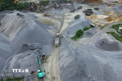 Khai thác đá xây dựng tại mỏ đá tại tỉnh Lào Cai. (Ảnh: Quốc Khánh/TTXVN)