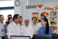 Chủ tịch Ủy ban Nhân dân Thành phố Hồ Chí Minh Nguyễn Văn Được đến kiểm tra thực tế việc vận hành chính thức bộ máy chính quyền phường Dĩ An. (Ảnh: Huyền Trang/TTXVN)