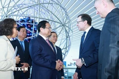 Thủ tướng Phạm Minh Chính tham quan Triển lãm hạt nhân tại Moskva. (Ảnh: Dương Giang/TTXVN)