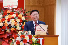 Phó Trưởng Ban Tuyên giáo và Dân vận Trung ương Trần Thanh Lâm giới thiệu cuốn sách tại buổi lễ.