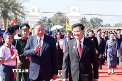 Tổng Bí thư Tô Lâm cùng Tổng Bí thư, Chủ tịch nước Lào Thongloun Sisoulith dự khánh thành Công viên Hữu nghị Lào-Việt Nam. (Ảnh: Thống Nhất/TTXVN)