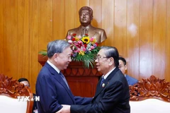Tổng Bí thư Tô Lâm gặp nguyên Tổng Bí thư, Chủ tịch nước Lào Choummaly Sayasone. (Ảnh: Thống Nhất/TTXVN)
