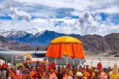 Lễ đón Xá lợi Đức Phật tại sân bay ở Vùng lãnh thổ Ladakh. (Ảnh: Liên đoàn Phật giáo Quốc tế cung cấp)