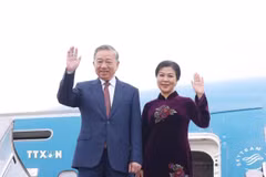 Tổng Bí thư, Chủ tịch nước Tô Lâm và Phu nhân đến Sân bay quốc tế Bắc Kinh. (Ảnh: Thống Nhất/TTXVN)