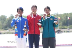 Hồ Thị Duy (giữa) giành HCV đầu tiên cho Việt Nam trong ngày 17/12. (Ảnh: TTXVN phát)