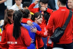 Niềm vui của đội tuyển cử tạ Việt Nam khi Trần Đình Thắng giành HCV. (Ảnh: Minh Quyết/TTXVN)