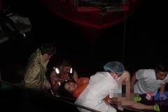 Vượt biển xuyên qua dông bão lúc đêm khuya, bác sỹ cứu sống sản phụ khó sinh