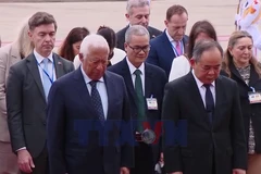 Chủ tịch Hội đồng châu Âu vào Lăng viếng Chủ tịch Hồ Chí Minh