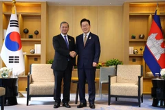 Tổng thống Hàn Quốc Lee Jae Myung hội đàm với Thủ tướng Campuchia Hun Manet tại Malaysia. (Nguồn: Newsis)