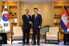 Tổng thống Hàn Quốc Lee Jae Myung hội đàm với Thủ tướng Campuchia Hun Manet tại Malaysia. (Nguồn: Newsis)