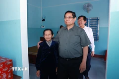 Thủ tướng Phạm Minh Chính thăm gia đình bà Trần Thị Tám, thuộc diện xóa nhà tạm, nhà dột nát trên địa bàn xã Bình Thành, huyện Tây Sơn. (Ảnh: Dương Giang/TTXVN)