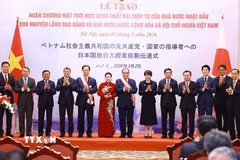 Thủ tướng Lê Minh Hưng và Thủ tướng Nhật Bản Takaichi Sanae cùng các đại biểu chụp ảnh chung. (Ảnh: Dương Giang/TTXVN)