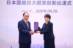 Thủ tướng Nhật Bản Takaichi Sanae trao Huân chương Mặt trời mọc hạng nhất Đại thập tự của Nhà nước Nhật Bản cho nguyên Tổng Bí thư Nông Đức Mạnh. (Ảnh: Dương Giang/TTXVN)