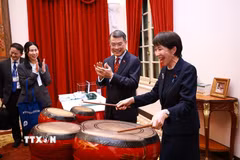 Thủ tướng Nhật Bản Takaichi Sanae trải nghiệm đánh trống - sản phẩm âm nhạc truyền thống của Việt Nam. (Ảnh: Dương Giang/TTXVN)