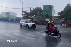 Cơn mưa vào chiều 2/5 trên đường Hồ Học Lãm, phường An Lạc. (Ảnh: Hồng Đạt/TTXVN)