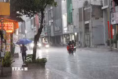 Mưa to bất chợt trên đường Hồ Văn Huê, phường Đức Nhuận, chiều 2/5. (Ảnh minh họa: Hồng Đạt/TTXVN)