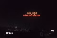 Dòng chữ "Chào mừng thành phố Đồng Nai" - một dấu mốc mới được xác lập. (Ảnh: Đậu Tất Thành/TTXVN)