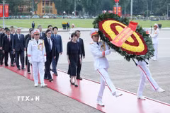 Thủ tướng Nhật Bản Takaichi Sanae đặt vòng hoa và vào Lăng viếng Chủ tịch Hồ Chí Minh. (Ảnh: Minh Đức/TTXVN)