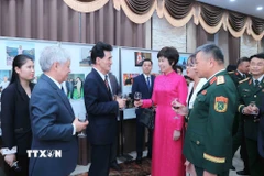 Các đại biểu chúc mừng Đại sứ cùng cán bộ nhân viên Đại sứ quán Triều Tiên tại Việt Nam nhân dịp kỷ niệm 80 năm ngày thành lập Đảng Lao động Triều Tiên (10/10/1954-10/10/2025). (Ảnh: An Đăng/TTXVN)