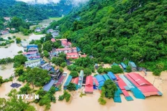 Bão số 10 gây thiệt hại về người và tài sản. (Ảnh: TTXVN phát)