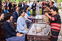 Nghệ nhân ưu tú Y Sinh giới thiệu nét văn hoá dân tộc Xơ Đăng với bà Ishiba Yoshiko, Phu nhân Thủ tướng Nhật Bản. (Ảnh: Minh Đức/TTXVN)