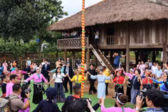 Hai Phu nhân múa xòe đoàn kết cùng đồng bào các dân tộc phía Bắc. (Ảnh: Minh Đức/TTXVN)