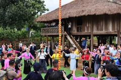 Hai Phu nhân múa xòe đoàn kết cùng đồng bào các dân tộc phía Bắc. (Ảnh: Minh Đức/TTXVN)