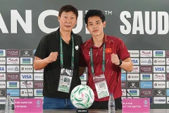 HLV Kim Sang-sik và Đình Bắc tại buổi họp báo.