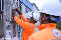 Nhu cầu tiêu thụ điện lập nhiều kỷ lục mới. (Ảnh: Công Luật/TTXVN)