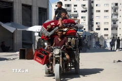 Người dân Palestine sơ tán tránh xung đột tại Gaza. (Ảnh: THX/TTXVN)