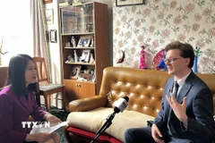 Nhà nghiên cứu Kyril Whittaker trả lời phỏng vấn phóng viên TTXVN tại Anh. (Ảnh: Phong Hà/TTXVN)