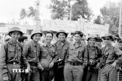 Phóng viên Thông tấn xã Giải phóng và Việt Nam Thông tấn xã tham gia đưa tin trong Chiến dịch Hồ Chí Minh, tháng 4/1975. (Ảnh: TTXVN)