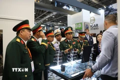 Thượng tướng Phùng Sĩ Tấn tham quan khu trưng bày các thiết bị hỗ trợ bộ binh trong chiến đấu. (Ảnh Hữu Tiến/TTXVN)