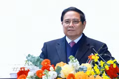 Thủ tướng Phạm Minh Chính chúc mừng đội ngũ cán bộ, bác sỹ, y sỹ nhân viên y tế Học viện Quân y. (Ảnh: Dương Giang/TTXVN)