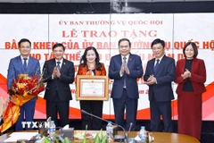 Chủ tịch Quốc hội Trần Thanh Mẫn tặng Bằng khen cho tập thể Báo Đại biểu Nhân dân đạt thành tích xuất sắc trong công tác chuyển đổi số. (Ảnh: Doãn Tấn/TTXVN)