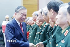 Tổng Bí thư Tô Lâm tặng quà cho các đại biểu. (Ảnh: Thống Nhất/TTXVN)