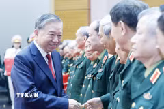 Tổng Bí thư Tô Lâm tặng quà cho các đại biểu. (Ảnh: Thống Nhất/TTXVN)