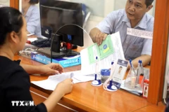 Lao động nộp hồ sơ để hưởng bảo hiểm thất nghiệp. (Ảnh: Anh Tuấn/TTXVN)