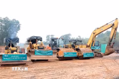 Máy móc phục vụ lễ khởi công khu nhà ở xã hội TNG Việt Bắc. (Ảnh: Trần Trang/TTXVN)