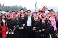Chủ tịch nước Lương Cường với đồng bào dân tộc tỉnh Lào Cai tại Lễ phát động “Tết trồng cây đời đời nhớ ơn Bác Hồ” năm 2026. (Ảnh: Lâm Khánh/TTXVN)