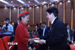 Chủ tịch nước Lương Cường mừng tuổi, chúc Tết nhân dân các dân tộc tỉnh Lào Cai. (Ảnh: Lâm Khánh/TTXVN)