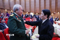 Chủ tịch nước Lương Cường mừng tuổi, chúc Tết nhân dân các dân tộc tỉnh Lào Cai. (Ảnh: Lâm Khánh/TTXVN)