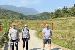 Du khách quốc tế thăm Pù Luông. (Ảnh: Hoa Mai/TTXVN)