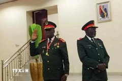 Tướng Horta Nta Na Man (trái) tuyên thệ nhậm chức “Tổng thống chuyển tiếp” ở Guinea-Bissau sau binh biến, ngày 27/11/2025. (Ảnh: THX/TTXVN)
