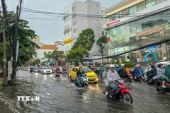 Mưa to gây ngập trên đường Cách Mạng Tháng Tám, quận Ninh Kiều, Cần Thơ. (Ảnh: Thanh Liêm/TTXVN)
