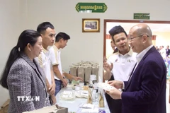 Các doanh nghiệp Việt Nam và Campuchia quảng bá sản phẩm, kết nối nhằm tăng cường hợp tác đối tác thương mại giữa hai nước. (Ảnh: Quang Anh/TTXVN)