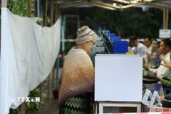 Cử tri bỏ phiếu trong giai đoạn 3 của cuộc tổng tuyển cử tại Yangon, Myanmar, ngày 25/1/2026. (Ảnh: THX/TTXVN)