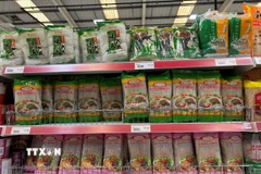 Các sản phẩm bún khô được bày bán trong siêu thị Loon Fung ở London. (Ảnh Hữu Tiến/TTXVN)