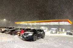 Tuyết phủ kín một trạm xăng tại bang Louisiana, trong đợt bão tuyết đầu tiên của mùa Đông. (Ảnh: Ngọc Quang/TTXVN)